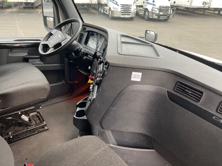 Used 2023 Freightliner Cascadia - photo 17