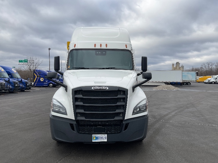 Used 2023 Freightliner Cascadia - photo 2