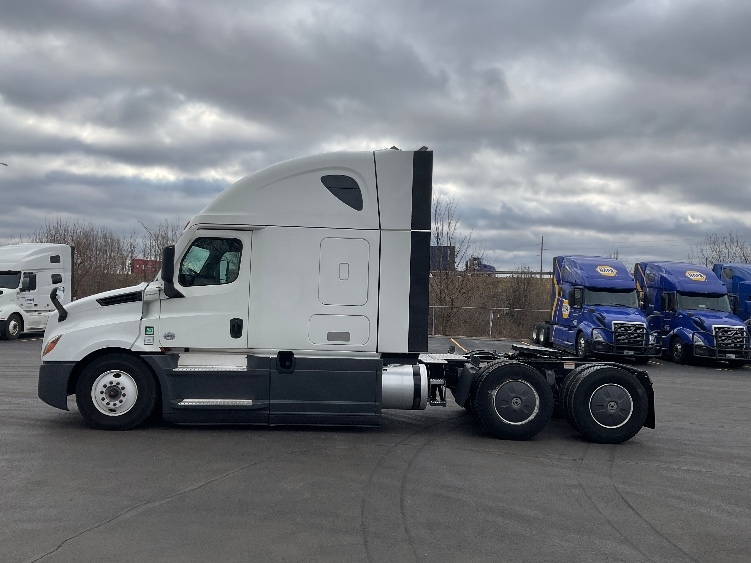 Used 2023 Freightliner Cascadia - photo 6