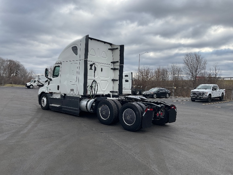 Used 2023 Freightliner Cascadia - photo 7