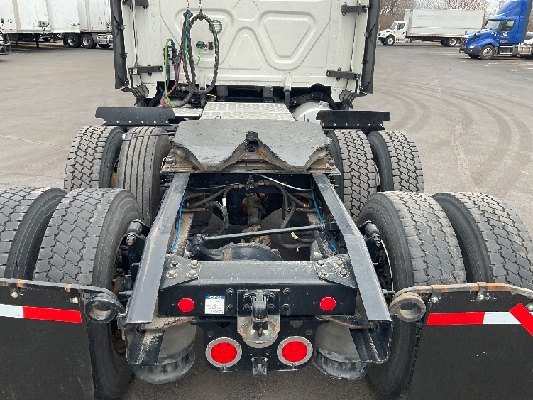 Used 2023 Freightliner Cascadia - photo 8