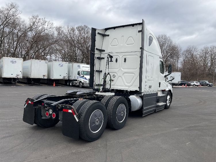 Used 2023 Freightliner Cascadia - photo 9