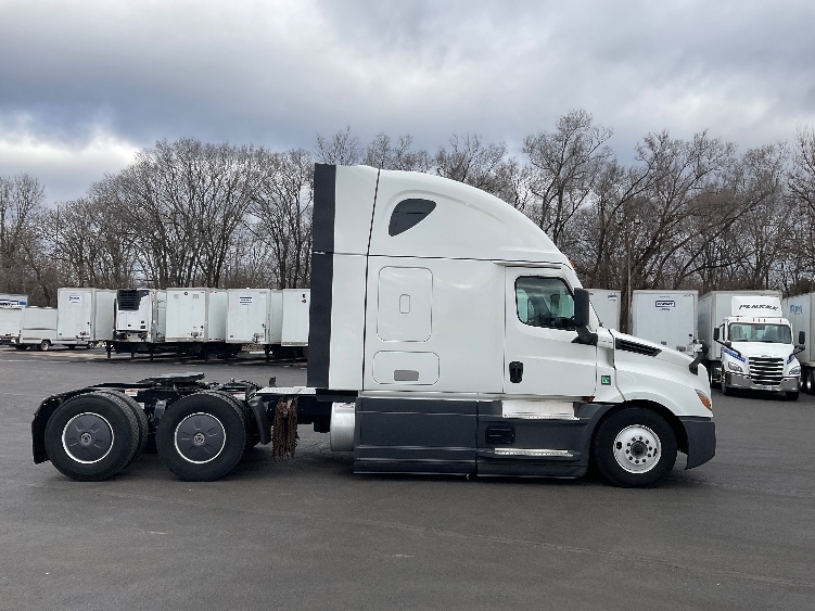 Used 2023 Freightliner Cascadia - photo 10