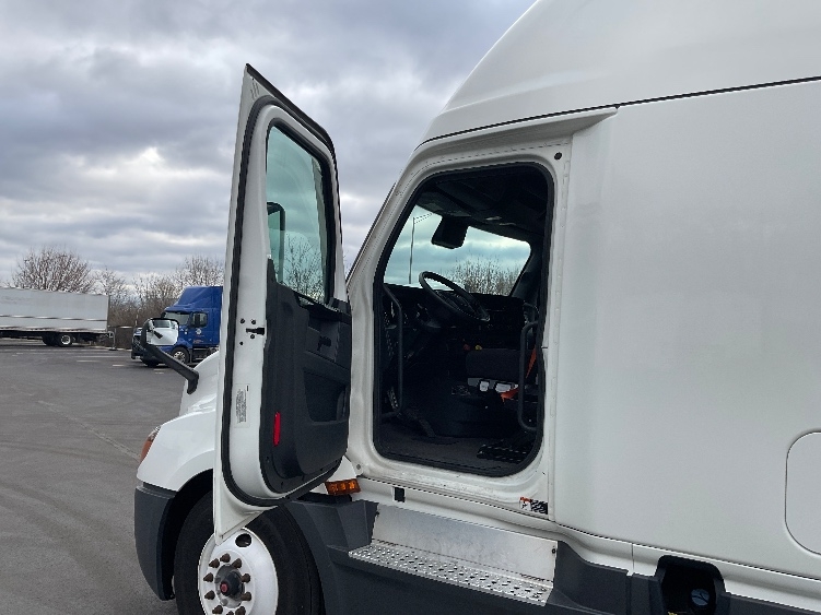 Used 2023 Freightliner Cascadia - photo 11