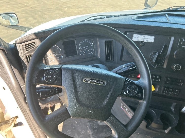 Used 2023 Freightliner Cascadia - photo 12