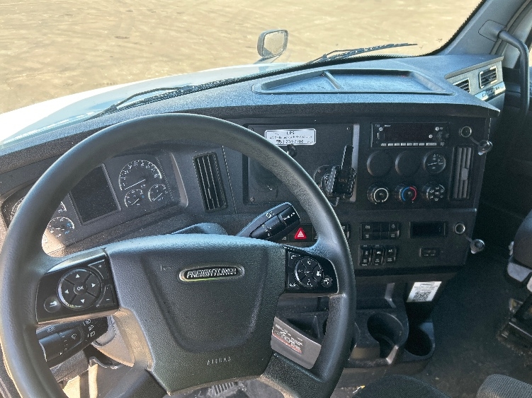 Used 2023 Freightliner Cascadia - photo 13