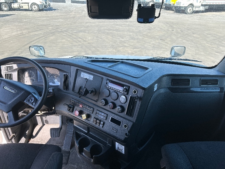 Used 2023 Freightliner Cascadia - photo 14