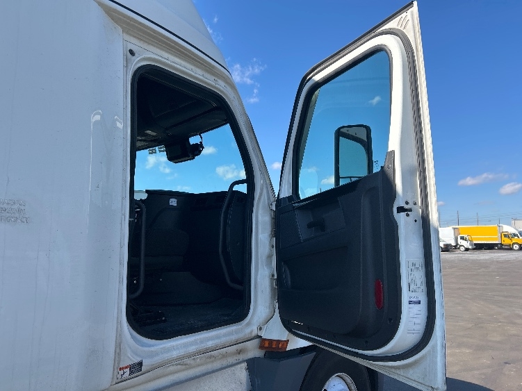 Used 2023 Freightliner Cascadia - photo 15