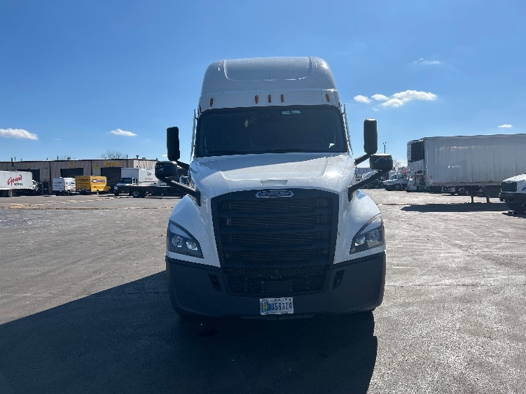 Used 2023 Freightliner Cascadia - photo 2