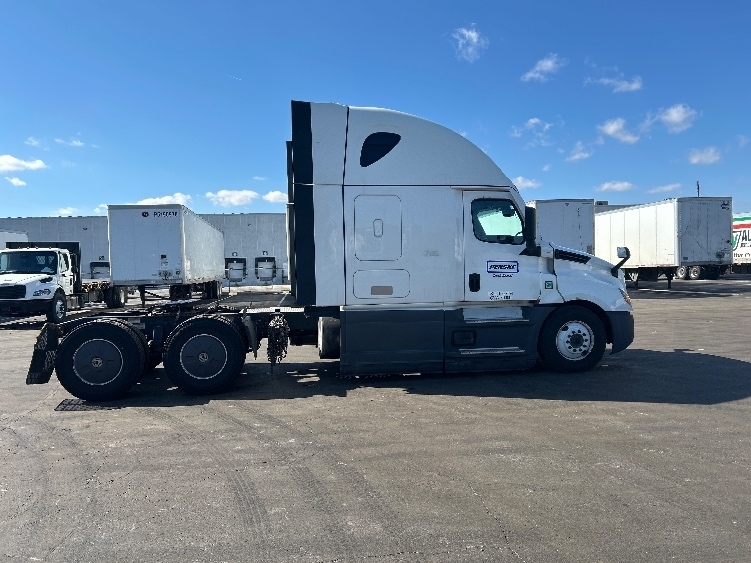 Used 2023 Freightliner Cascadia - photo 6