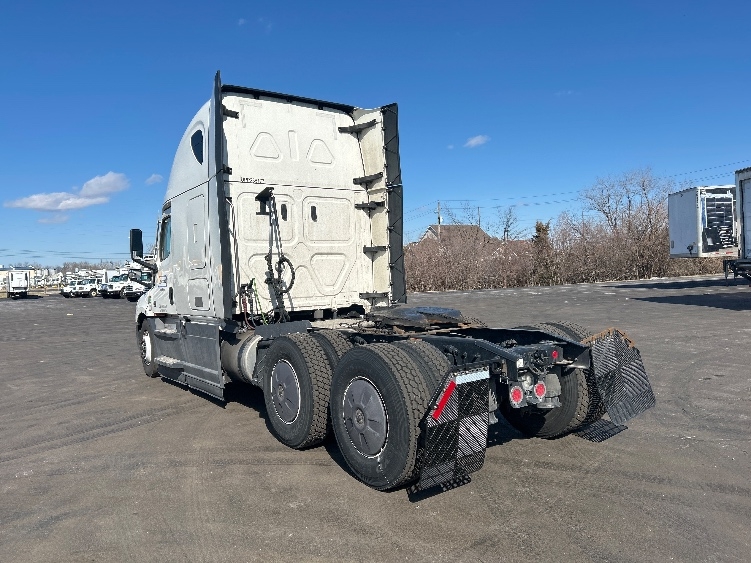 Used 2023 Freightliner Cascadia - photo 7