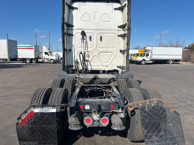 Used 2023 Freightliner Cascadia - photo 8