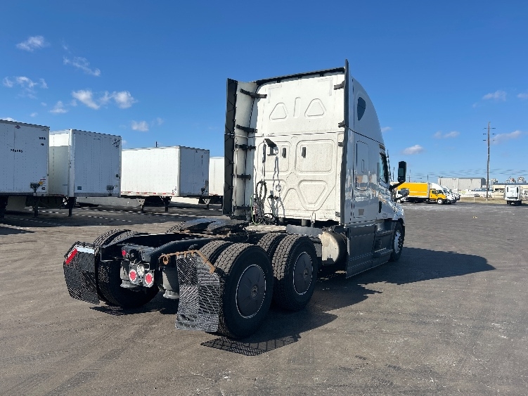 Used 2023 Freightliner Cascadia - photo 9