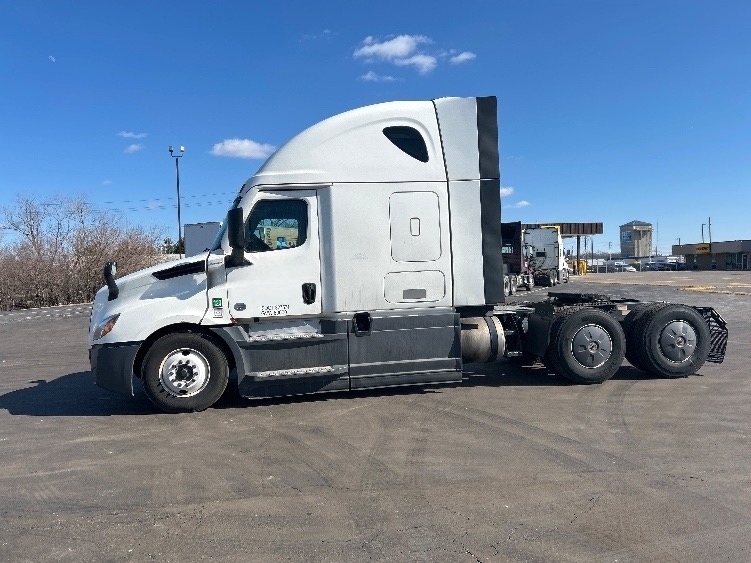 Used 2023 Freightliner Cascadia - photo 10