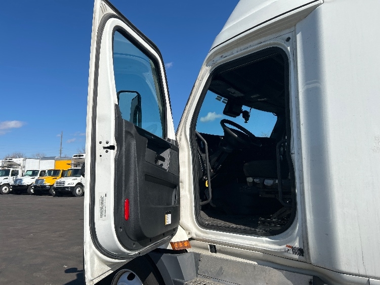 Used 2023 Freightliner Cascadia - photo 11