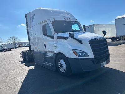 Used 2023 Freightliner Cascadia - photo 1