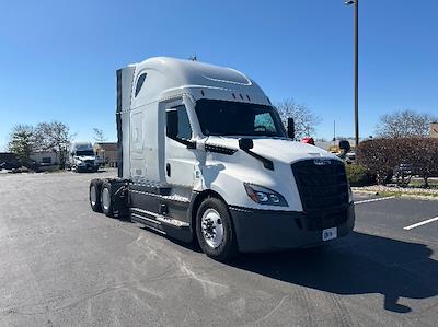 Used 2023 Freightliner Cascadia - photo 1