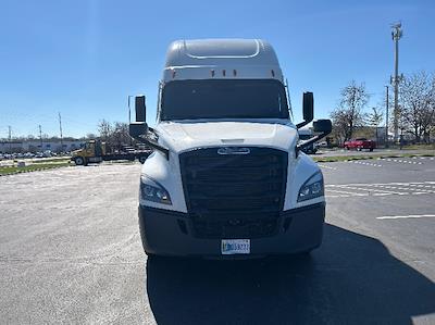 Used 2023 Freightliner Cascadia - photo 1