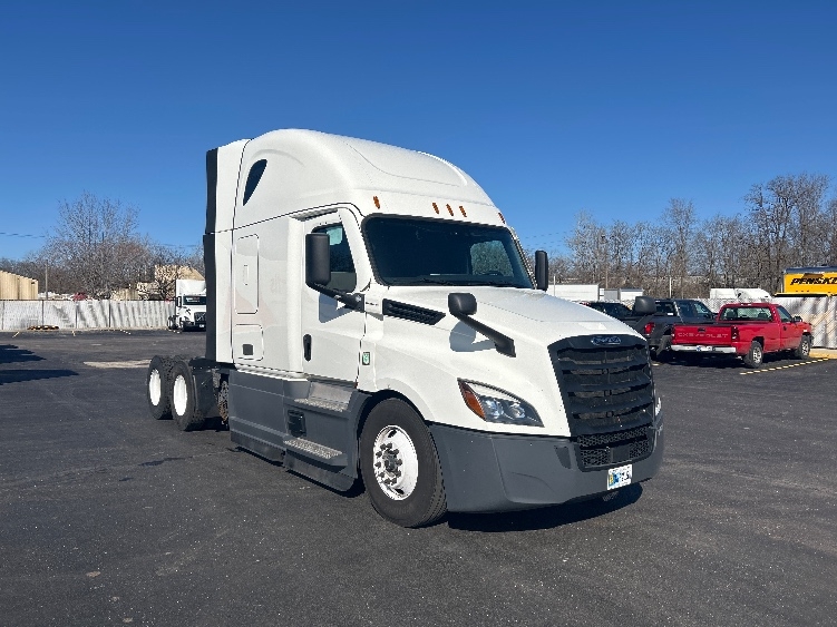 Used 2023 Freightliner Cascadia - photo 1