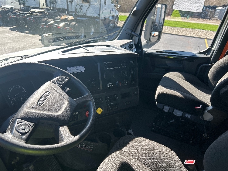 Used 2023 Freightliner Cascadia - photo 12
