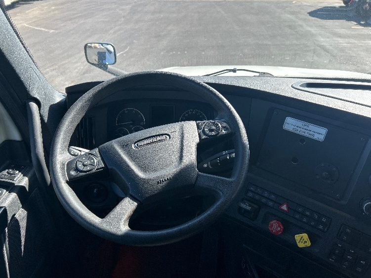 Used 2023 Freightliner Cascadia - photo 13