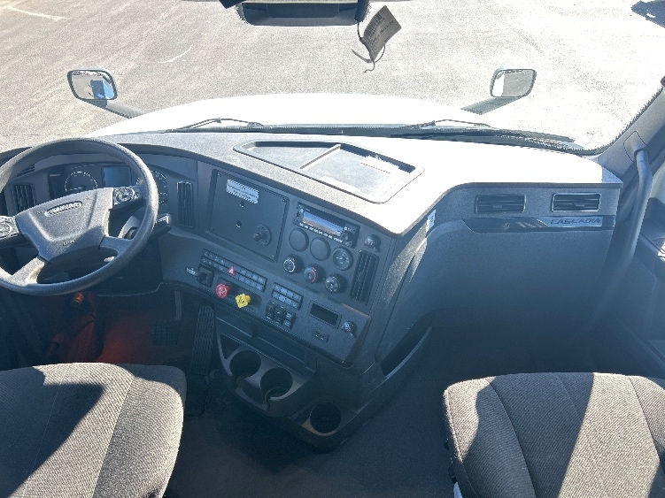 Used 2023 Freightliner Cascadia - photo 14