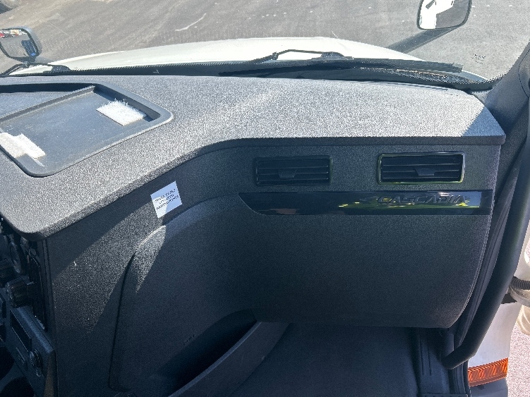 Used 2023 Freightliner Cascadia - photo 16