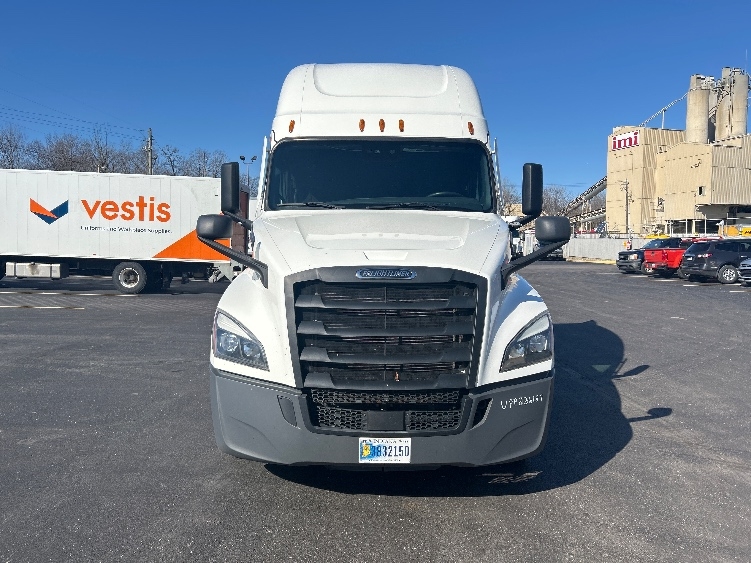 Used 2023 Freightliner Cascadia - photo 2