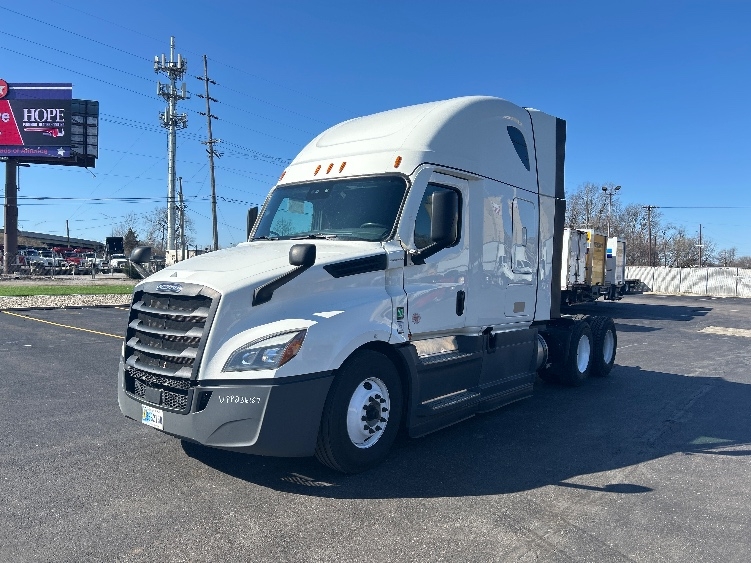 Used 2023 Freightliner Cascadia - photo 5