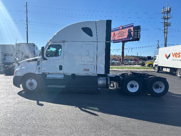 Used 2023 Freightliner Cascadia - photo 6