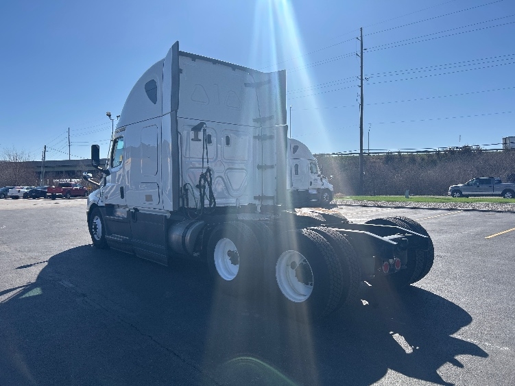 Used 2023 Freightliner Cascadia - photo 7