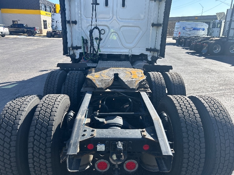 Used 2023 Freightliner Cascadia - photo 8