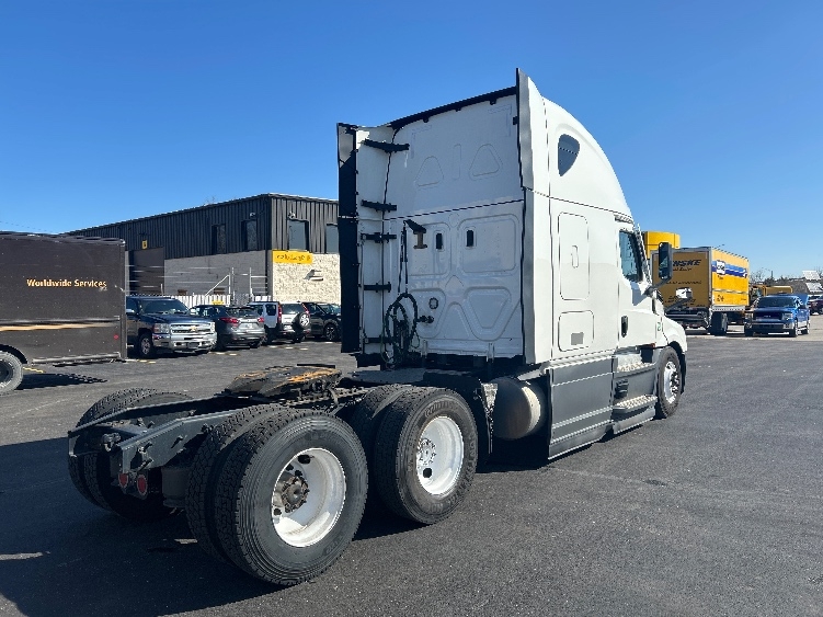 Used 2023 Freightliner Cascadia - photo 9
