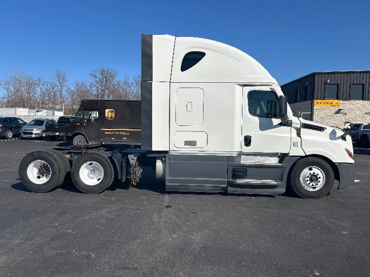 Used 2023 Freightliner Cascadia - photo 10