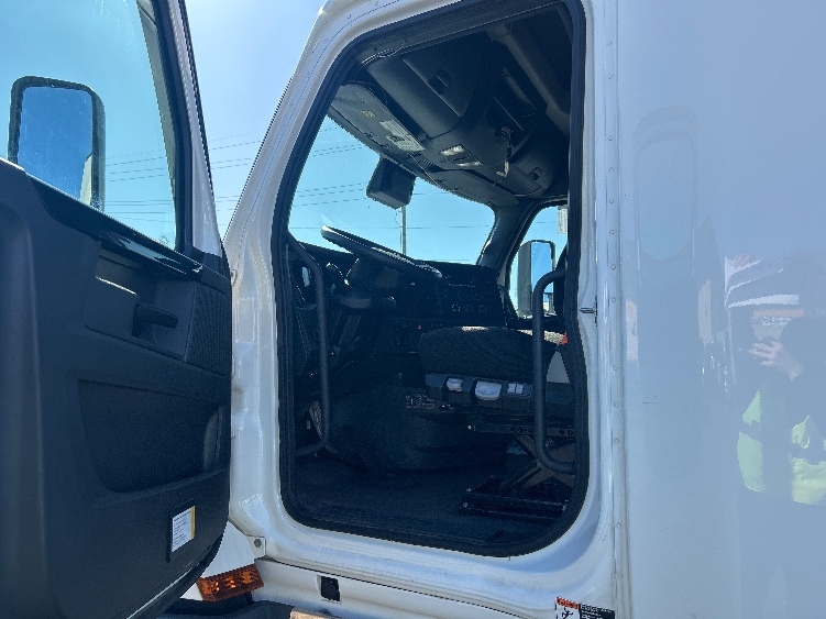 Used 2023 Freightliner Cascadia - photo 11