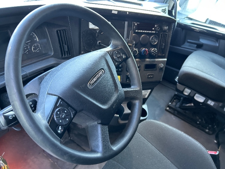 Used 2023 Freightliner Cascadia - photo 12