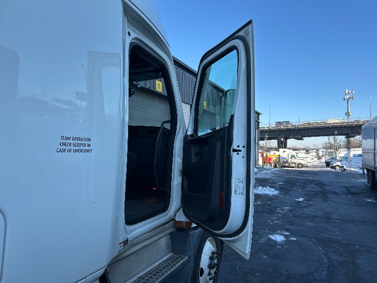 Used 2023 Freightliner Cascadia - photo 15