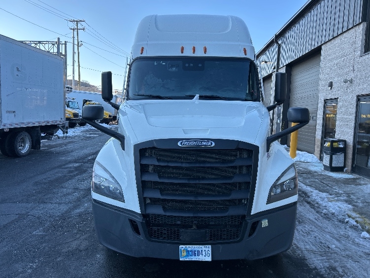 Used 2023 Freightliner Cascadia - photo 2