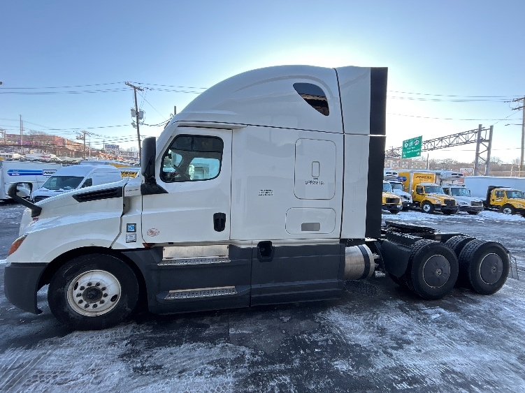 Used 2023 Freightliner Cascadia - photo 6