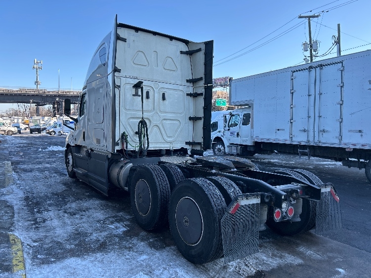 Used 2023 Freightliner Cascadia - photo 7