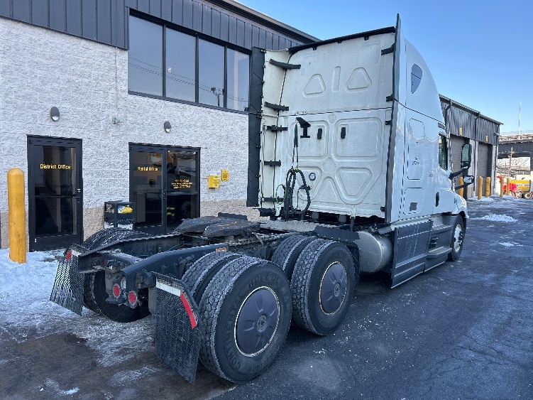 Used 2023 Freightliner Cascadia - photo 9