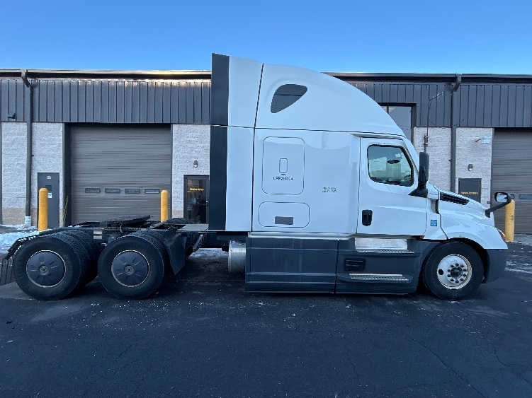 Used 2023 Freightliner Cascadia - photo 10