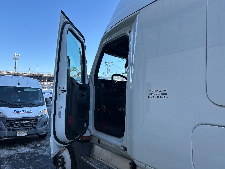 Used 2023 Freightliner Cascadia - photo 11