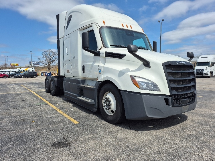 Used 2023 Freightliner Cascadia - photo 1