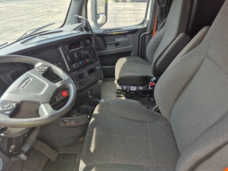 Used 2023 Freightliner Cascadia - photo 12