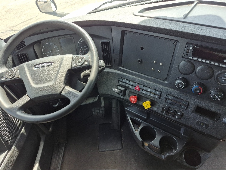 Used 2023 Freightliner Cascadia - photo 13