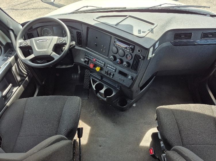 Used 2023 Freightliner Cascadia - photo 14