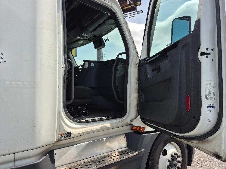 Used 2023 Freightliner Cascadia - photo 15