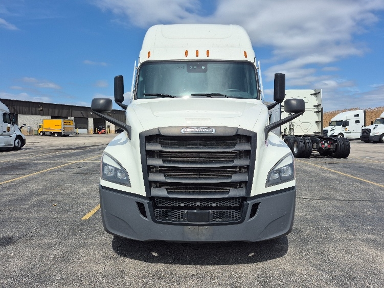 Used 2023 Freightliner Cascadia - photo 2