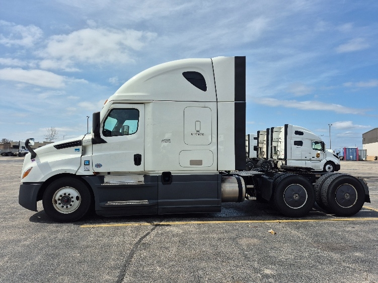 Used 2023 Freightliner Cascadia - photo 6